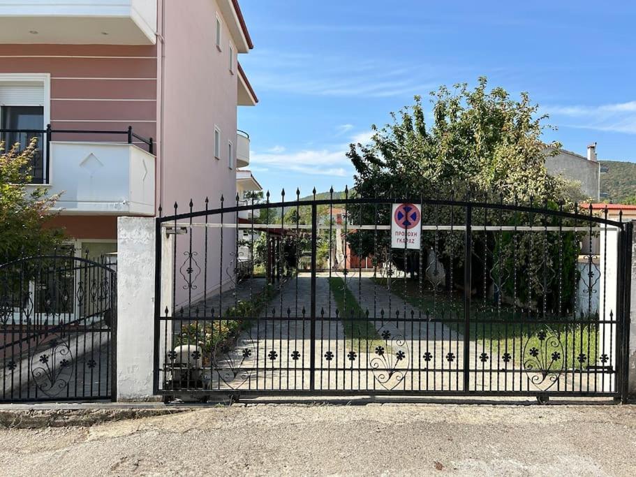 με κήπο στην χλόη καστοριάς
