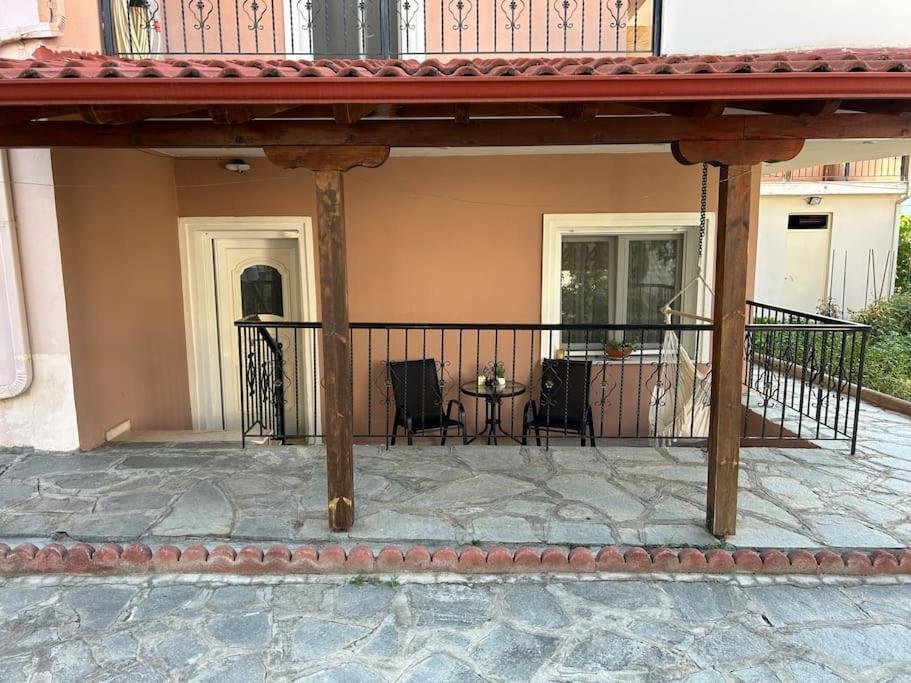 με κήπο στην χλόη καστοριάς Apartment Aposkepos